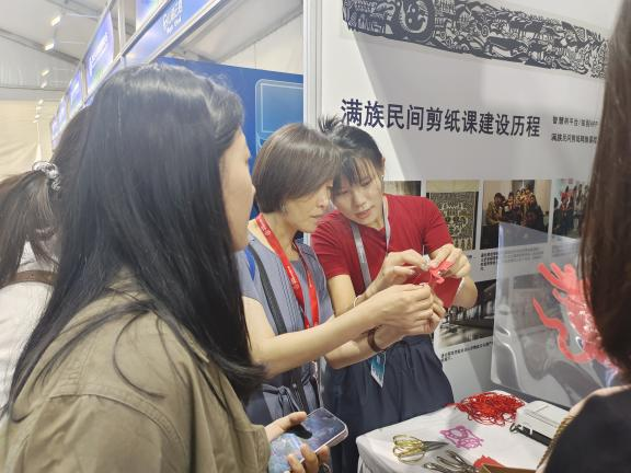“讲述撕纸故事，传播非遗文化” —yl6809永利师生参加全球智慧教育大会